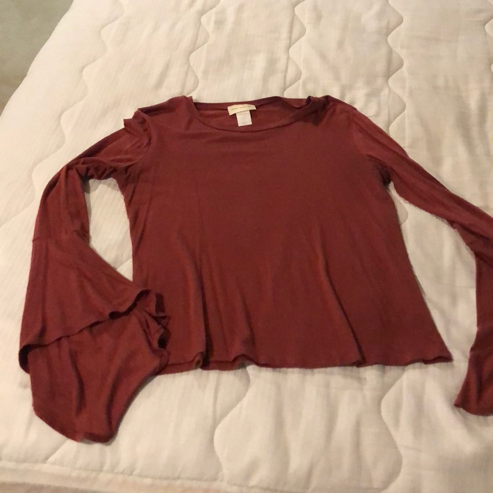 Long bell sleeved shirt
